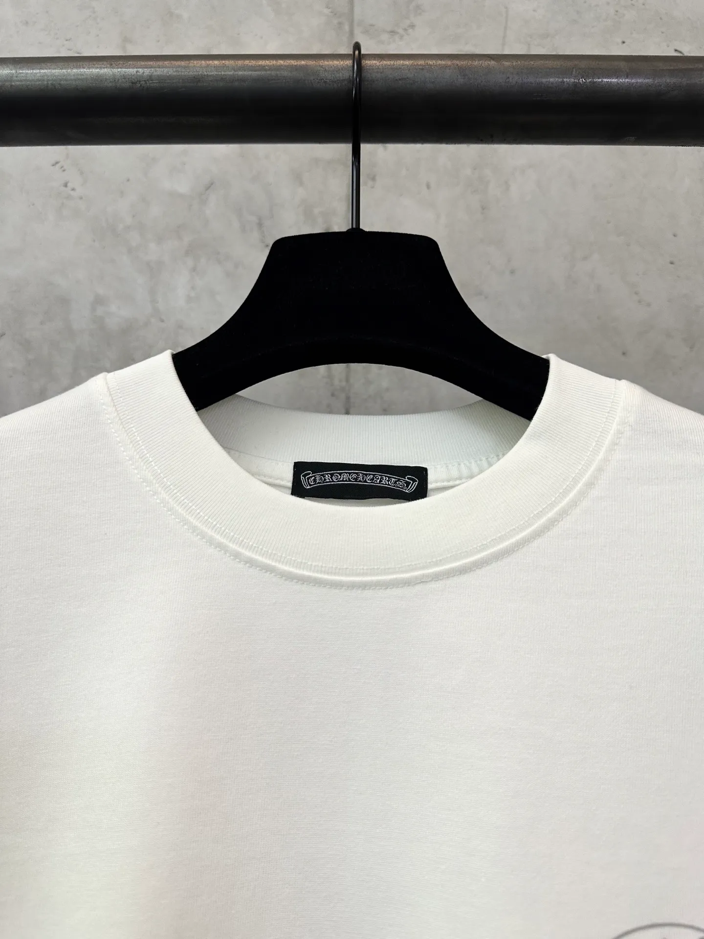 P300 Chrome Hearts 25ss classic Sanskrit gray letter round neck long-sleeved T-shirt. Fabric is high-definition, super heavyweight cotton, double yarn compact Xinjiang cotton. Weight: 320 grams. Clean cloth surface. Clear cloth texture. Tight feel. Stiff. High color fastness. No deformation. No discoloration. Customized hardware. Thread. Accessories. Matching. Same style for men and women. -Color: Black White -Size: XS S M L